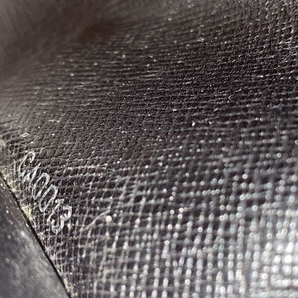 AUTHENTIC Louis Vuitton Black Taiga 6 Key Wallet - Picture 11 of 11